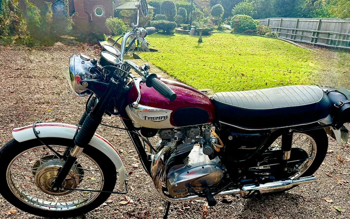 1967 Triumph Bonneville Image 2